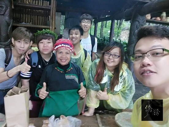 與同校馬來西亞僑生一起去九族文化村玩。