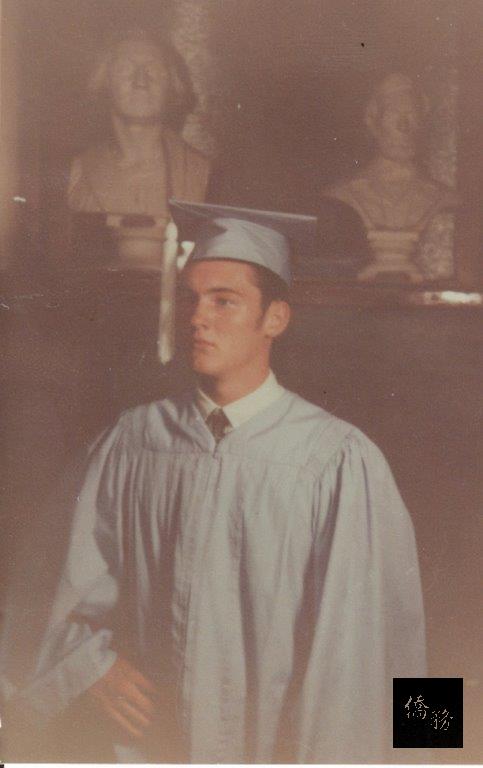 康培莊高中畢業照。當時16歲，品學兼優代表畢業生演說。當時也已獲得了內布拉斯加大學的獎學金。
