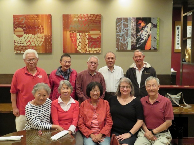 晚餐由前北佛州中華會館會長廖英雄與夫人鍾玉麗、前北佛州中華會館夏良宇與夫人劉汝蕙、前北佛州中華會館鄭炳陸與夫人藺琬琪等作陪,前排右一與右二為朱知章教授與妻Martha A. Mutschler。