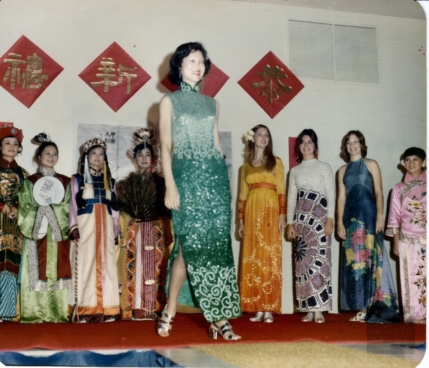 由超級名模/服裝設計師王榕生(中)率FSU學生表演「 東方遇見西方時裝秀(East Meets West Fashion Show)」,朱知章教授元配陳正炤 (左四)。