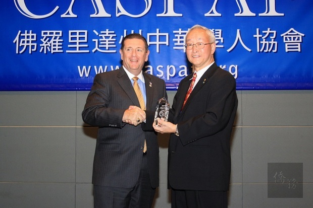佛州中華學人協會會長徐祖慈頒發2009年度新設置的「呂金功獎」由迪蘭 (DeLand) 市長艾普瑞(Robert F. Apgar) 代表受獎。
