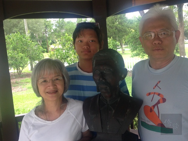 2014年 8 月6日，內人淑玲、小兒子啟瑞、和筆者在中佛州迪蘭市呂金功的半身雕像旁留影。