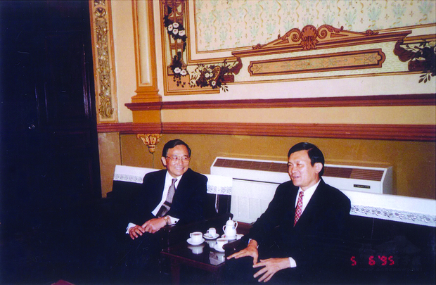 1995年5月，蔡仁泰（左）拜會胡志明市市長張晉創，協助臺商在胡志明市設立臺北學校。（蔡仁泰提供）