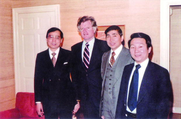 1980年2月，蔡仁泰（左1）與蔡同榮、陳伸夫拜會美國參議員愛德華‧甘迺迪，是臺美人與美國國會議員的首次接觸。（蔡仁泰提供）