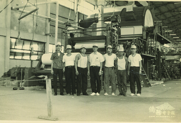 余聲清（中）前往泰國泰聯紙業有限公司擔任工程師，成為在泰國發跡的起點。（余聲清提供）