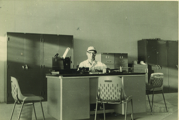 余聲清與泰國華僑企業家合作創辦泰國暹羅造紙廠，並擔任廠長。（余聲清提供）