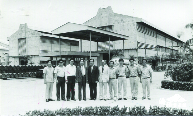 余聲清（左5）的專業與腳踏實地，讓泰長興化學工業有限公司迅速步入正軌。（余聲清提供）