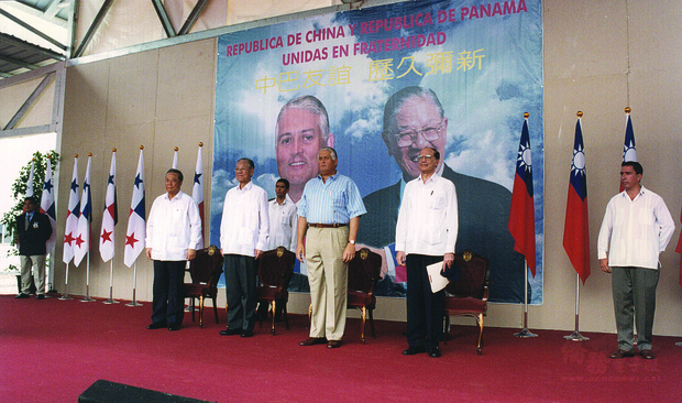 1997年9月上旬召開巴拿馬國際運河會議，圖為李登輝總統（左2）及巴拿馬總統（右2）於臺上合影。（世界臺灣商會聯合總會提供）