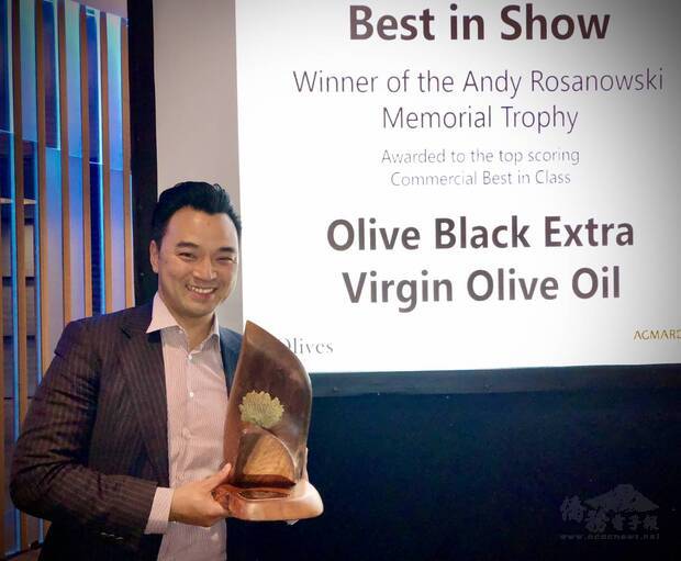 李昀翰獲頒今年紐西蘭特級初榨橄欖油大賽的最高榮譽「最佳展示獎」 (Best in Show)。