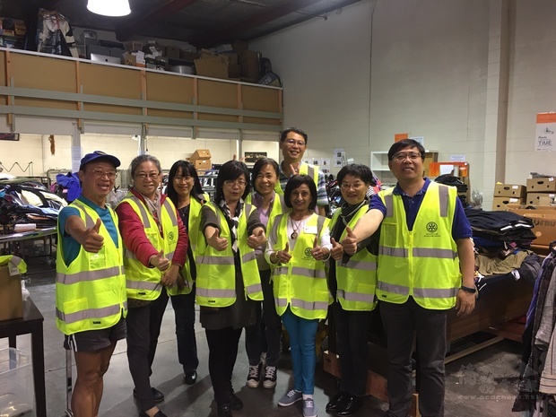 易立仁與扶輪社幹部在多芙的倉庫進行整理後合影。