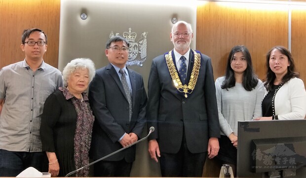 易立仁與家人在宣誓儀式後和Philippa Cunningham法官合影