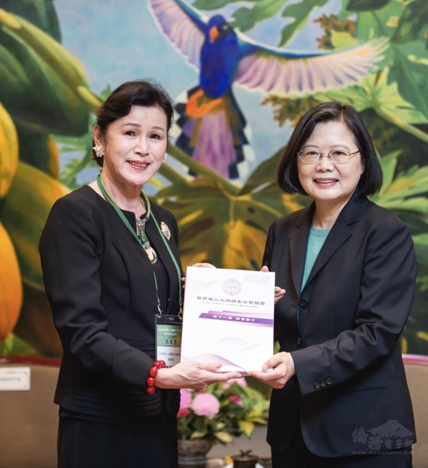 陳阡蕙（左）拜會總統蔡英文（右），並將第十一屆簡介贈予總統。