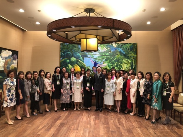 陳阡蕙帶領世華姊妹與僑務委員會委員長童振源合影。