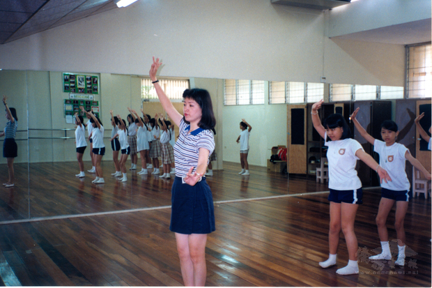 黎淑瑛參與僑委會海外文化舞蹈志工老師長達20多年，照片攝於巴拿馬中巴中文學校，教授當地學生舞蹈。