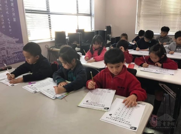 學生們認真參與「硬筆字比賽」。