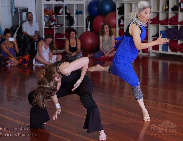 陳秀惠在尼雅總部受訓時，展示自由舞步。(陳秀惠提供)