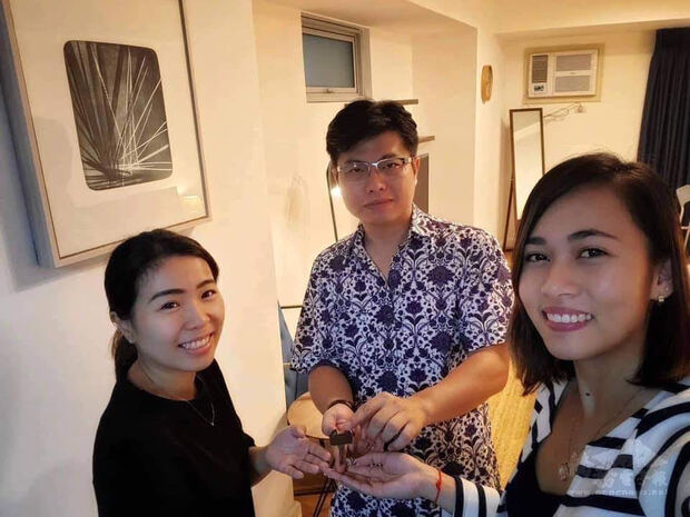 馬尼拉拿公寓鑰匙與設計師合照-2018年12月成功投資與買賣菲律賓房地產