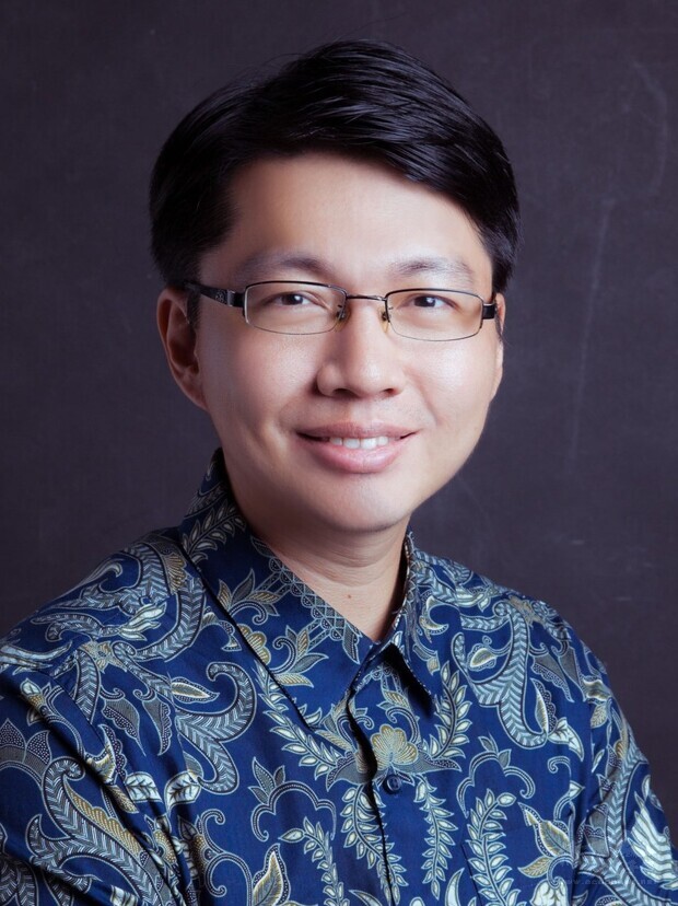 第九屆會長 張詔雄-競選會長形象照，身穿印尼國服batik，顯示對印尼在地文化的認同