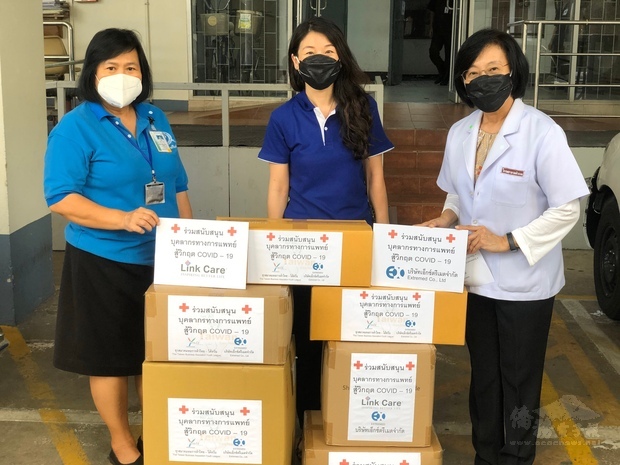 新冠肺炎疫情嚴峻期間，捐贈口罩及防護衣至泰國各大醫院及單位