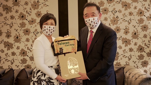 僑委會副委員長徐佳青和林元清合照