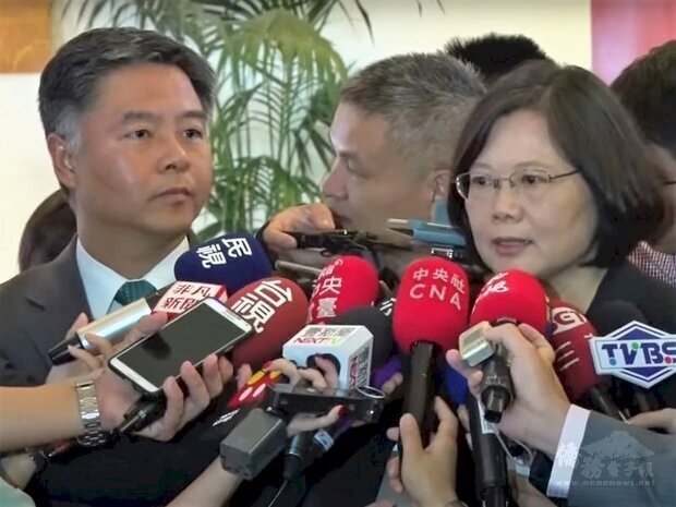 現任總統蔡英文2015年間曾以總統參選人的身分訪美，與新科聯邦眾議員劉雲平（左）見面。