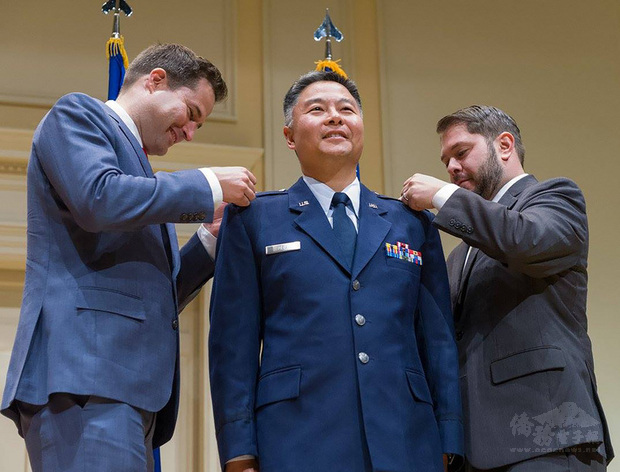 台裔美籍的美國聯邦眾議員劉雲平（中）曾服役於美國空軍，現為後備役上校。