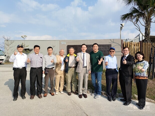 參觀屏東臺商投資的養殖魚場，僑委會委員長童振源(右五)以及林見松(左三)合照