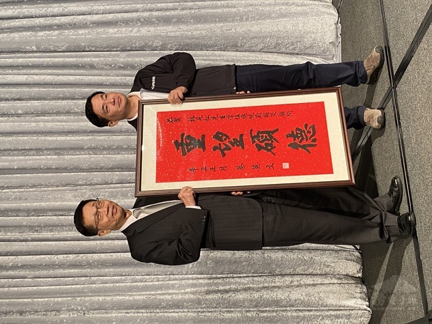 總統蔡英文授予國策顧問林見松「重望碩德」匾額