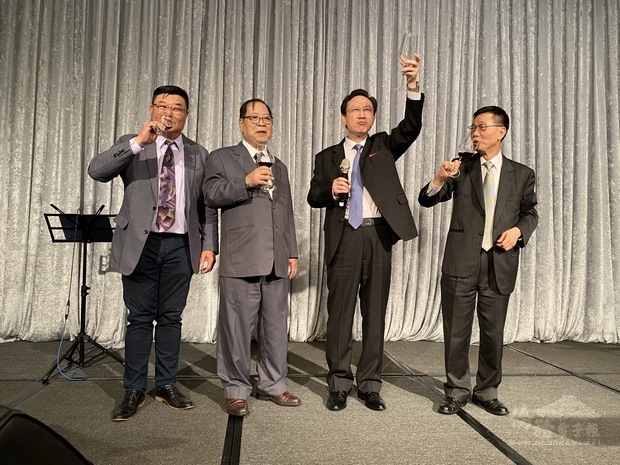 謝世英(左2)與僑委會委員長童振源(右2)在世界臺灣商會聯合總會的春之宴中向臺商們致意。