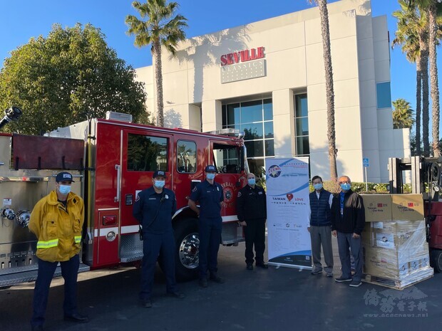 2019年楊信(右二)發起「一千萬個口罩，一千萬個愛心」活動，發送給北美各地醫護人員、警消、老人院及弱勢團體，展現Taiwan Can Help的精神。(楊信提供)