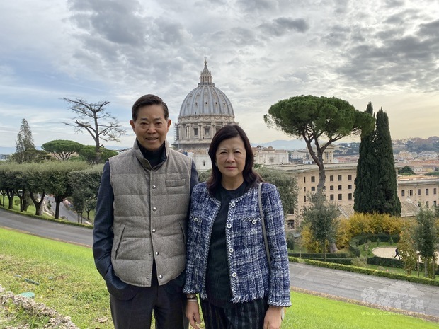 楊信與夫人何巧玲於梵蒂岡合影。(楊信提供)