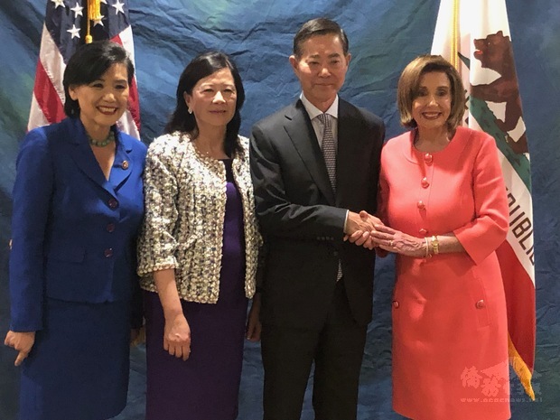 2019年美國民主黨募款餐會，楊信(右二)與眾議院議長Nancy Pelosi(右一)及眾議員Judy Chu(左一)合影。 (楊信提供)