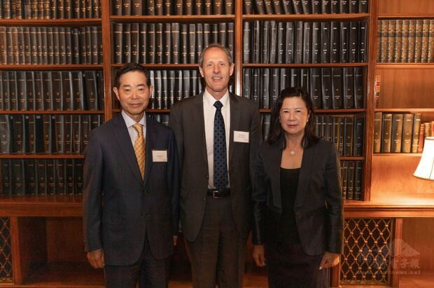 2019年楊信家族基金會與加州理工大學簽屬合作意向書時校長Rosenbaum與楊信伉儷合影，五年內共捐款100萬美金成立獎學金支持臺灣來的學生就讀及學術交流。(楊信提供)