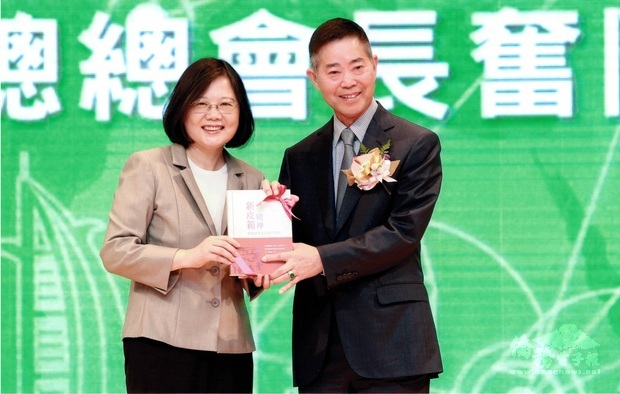 2017年「新皮箱精神–世總總會長的奮鬥歷程」新書發表會，楊信與蔡英文總統於高雄展覽館合影留念。(楊信提供)