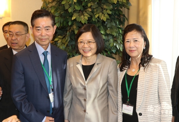 2016年6月30日蔡英文總統上任第一次出訪美國過境洛杉磯，於Universal Hilton舉行僑宴，楊信代表僑胞發表歡迎演說。(楊信提供)