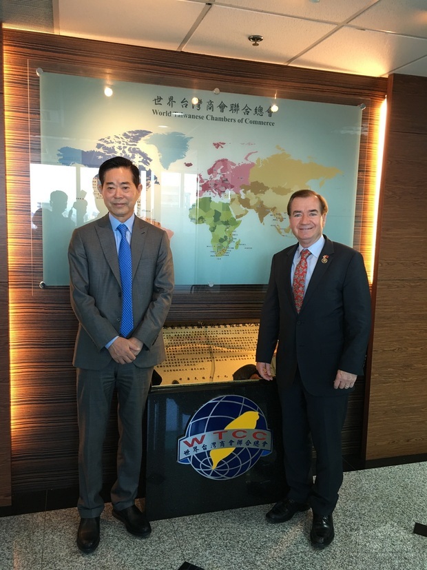 楊信(左)與美國前外交委員會召集人Ed Royce在世總合影。(楊信提供)