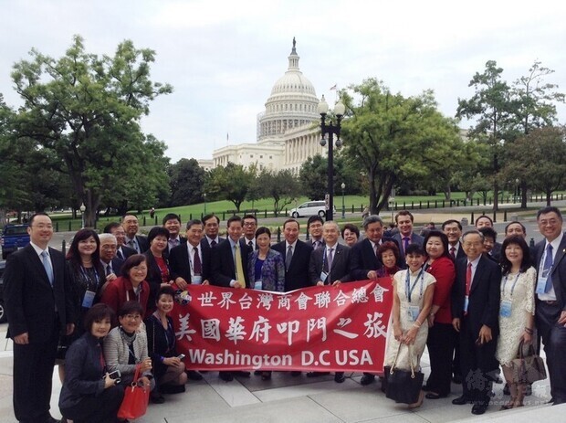 2014年楊信擔任世界臺灣商會聯合總會總會長，率領代表團前往華府進行「叩門之旅(Knock The Door)」，拜會國務院高層官員及美國參眾議員，為臺灣發聲。