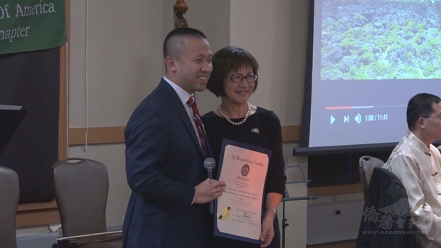 林力圖參加大巴爾地摩臺灣同鄉會活動﹐並向主辦方致贈褒獎。