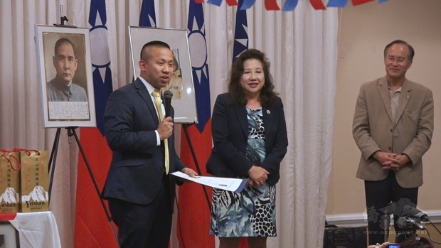 林力圖出席華府榮光聯誼會活動﹐並向主辦方頒發賀狀。