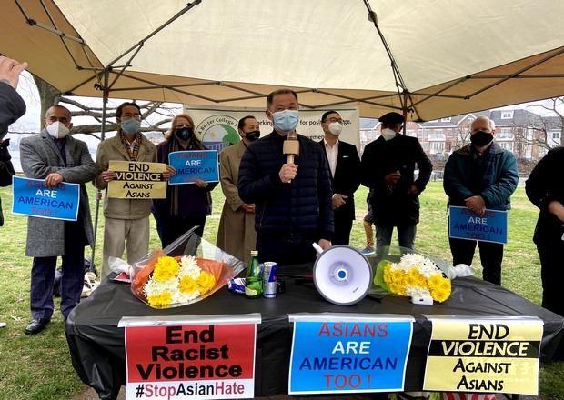 劉醇逸參加法拉盛大學點「下一代能安心追求美國夢」百人抗議集會