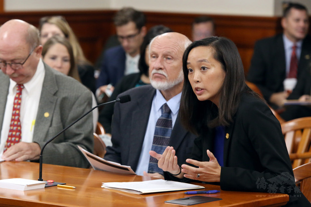 雙親來自臺灣的張理女士(右一)，從政資歷豐富。已連任兩屆密西根州眾議員，現任密西根州參議員。