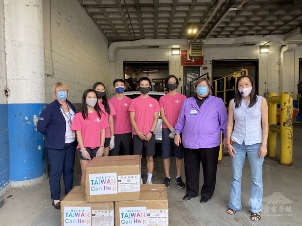 張理女士(右一)非常重視協助華人社區服務，疫情巔峰時期，協助FASCA學員捐贈口罩給底特律亨利福特醫療中心。院區負責人親自出面致謝並接受捐贈。
