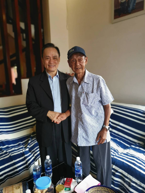 越南台商獎學基金會董事長蘇建源(左)2019年11月2日與富國島上老兵陳德舉見面。蘇建源回憶,陳德舉當時情緒激動表示:「有台灣來的人來看我了。」(蘇建源提供)