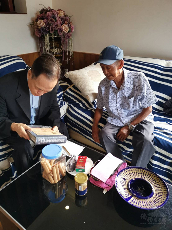 陳德舉(右)說話帶有濃厚的貴州口音,蘇建源(左)當時光是要聽懂陳德舉的名字與籍貫就花了10幾分鐘。陳德舉見到「台灣同胞」開心地說個不停,還多次進出房間拿文件資料與照片講述生平。(蘇建源提供)