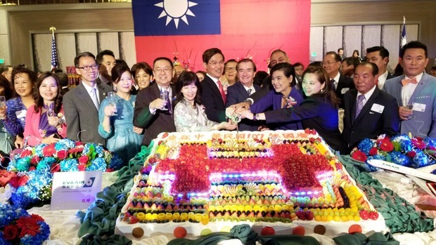 黃瑞雅(一排右三)以身為「臺灣女兒」為榮，圖為參加2018年10月5日「雙十國慶酒會」，與駐洛杉磯臺北經濟文化辦事處朱文祥大使夫婦(一排右六及右七)一起切國慶蛋糕。