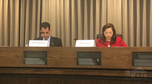 美國加州橙縣約巴林達市首位臺裔市長黃瑞雅(右)，圖為召開市議會情形。