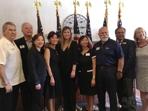 南加州橙縣共和黨第一副主席黃瑞雅(左三)與黨內同志聚會。