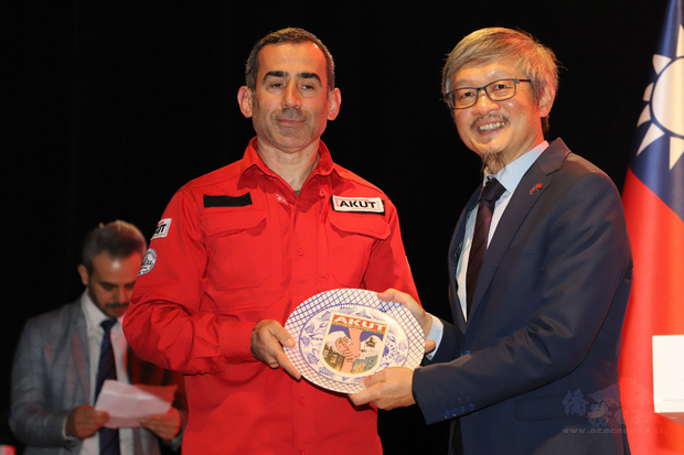 伊斯坦堡志工團體「搜救協會」（AKUT）會長夏爾哲（左）4日致贈紀念盤給台灣，由駐土耳其代表鄭泰祥（右）代表接受。(中央社提供)