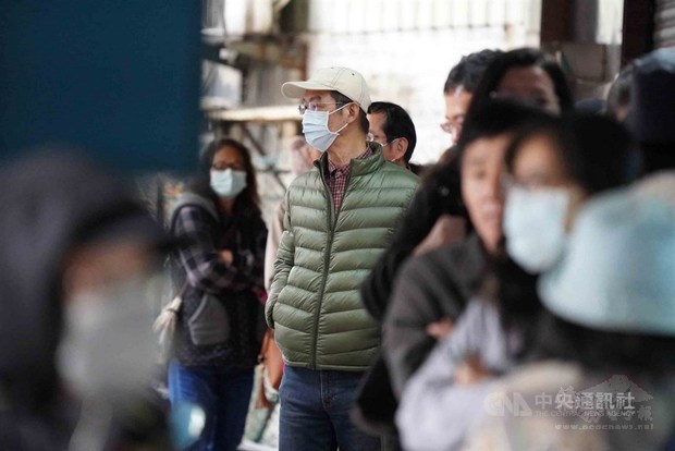 有研究發現，武漢肺炎已出現無症狀傳染。台灣專家對此表示，無症狀傳染力強度仍有待評估。圖為北市民眾在藥局外排隊買口罩。圖/中央社提供