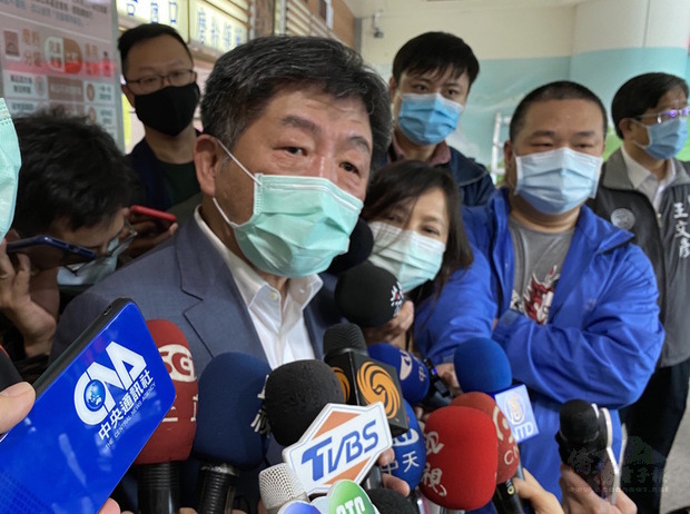 對於台灣在武漢肺炎疫情期的採檢量能，中央流行疫情指揮中心指揮官陳時中（前）29日表示，台灣到2月28日已達單日2450件，為因應疫情可能變化，會繼續徵調資源。（中央社提供）